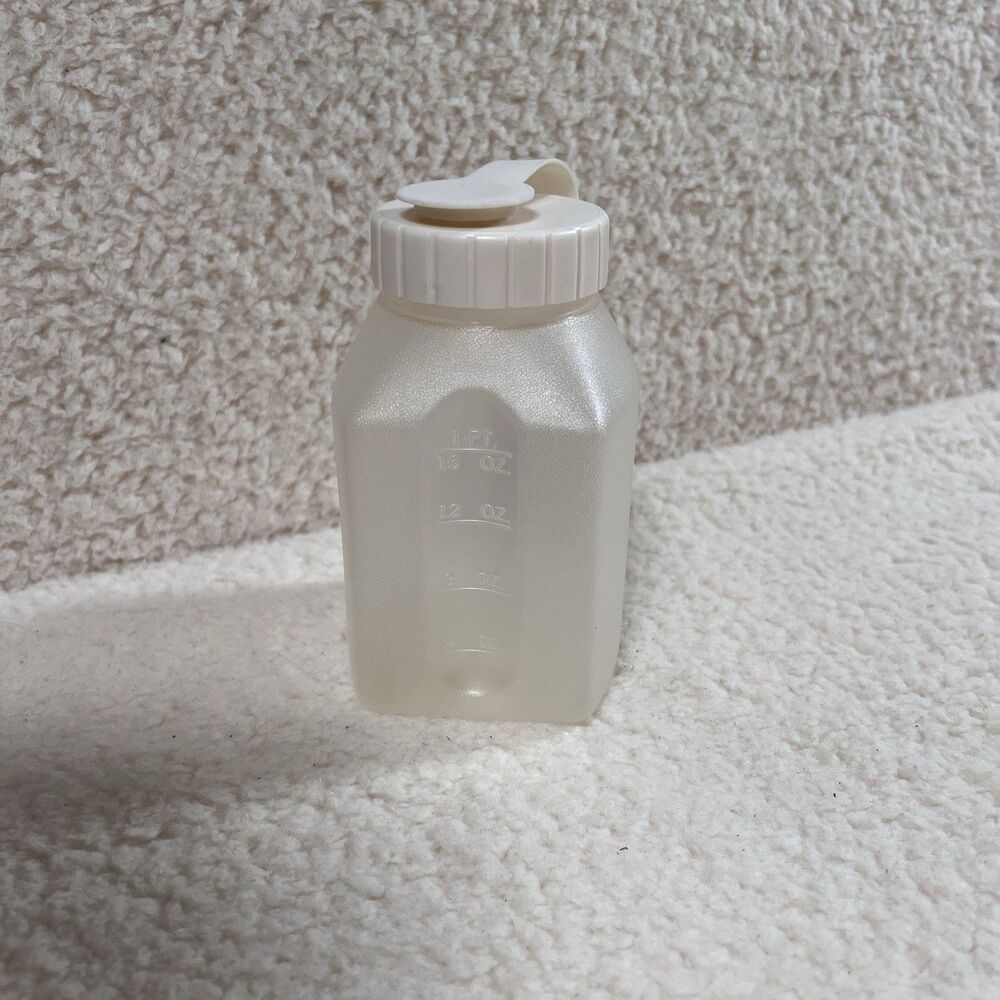 Rubbermaid Vtg Servin Saver 1 Pint Drink Jug Flip Spout Screw Lid Almond 0229